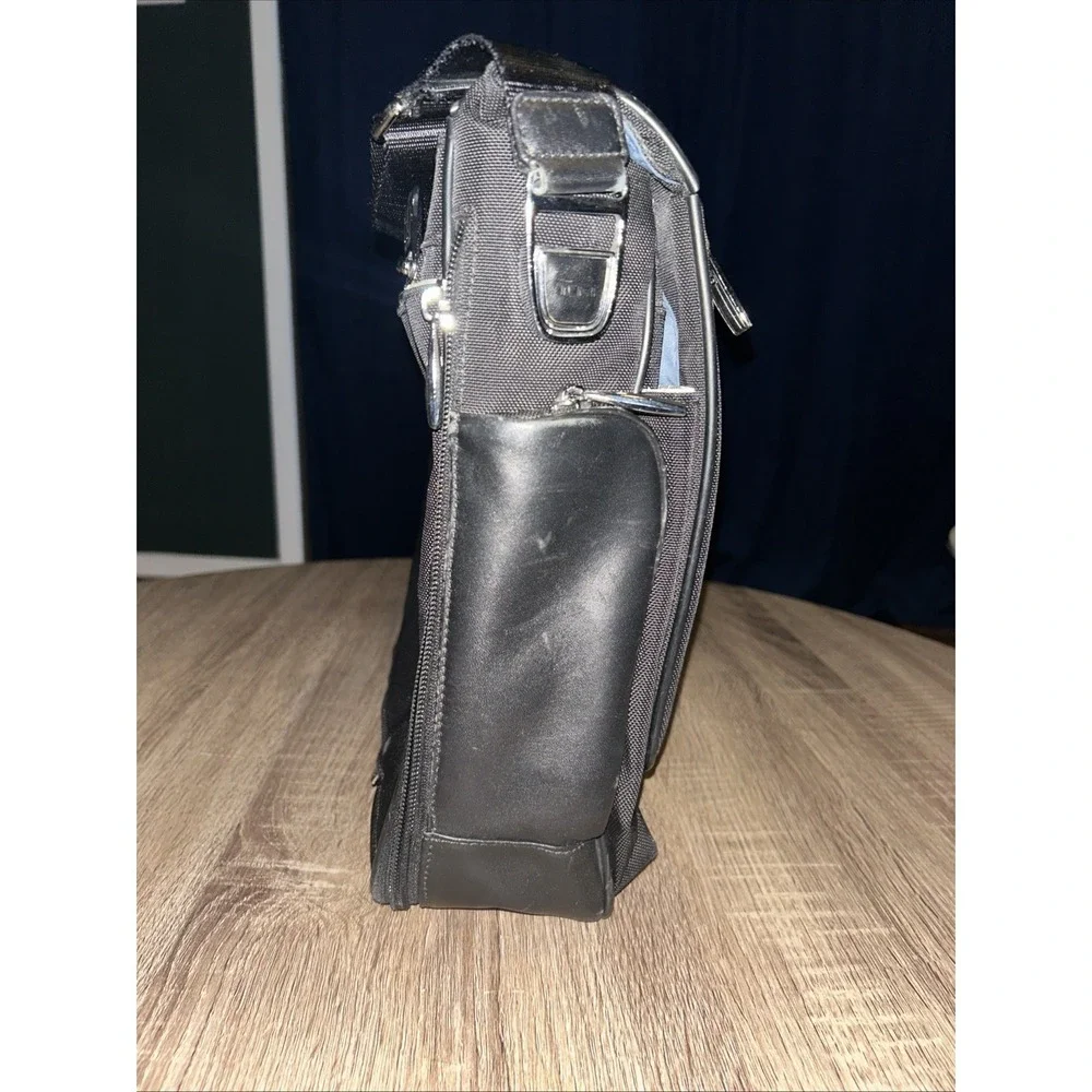 TUMI Arrive Galeao Messenger‎ Bag Laptop Black Nylon Leather 25671D